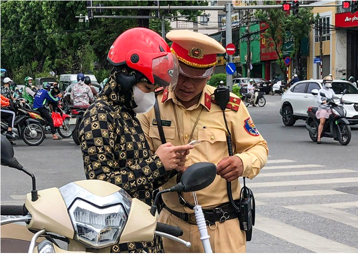 Hà Nội: Người vi phạm giao thông bị thu giấy tờ qua app VNeID
