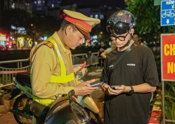 Thấy gì khi CSGT kiểm tra giấy tờ lái xe qua VNeID?
