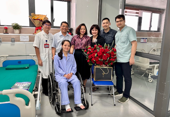 Nữ bác sĩ bị tấm kính rơi trúng được ra viện sau hơn 3 tháng điều trị
