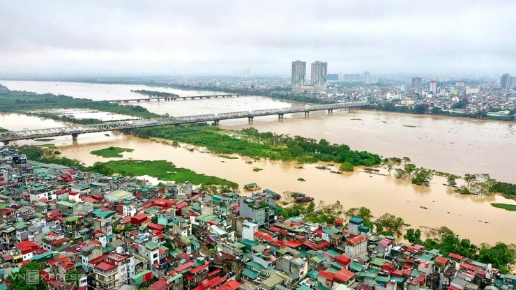 Chạy lụt ven sông Hồng