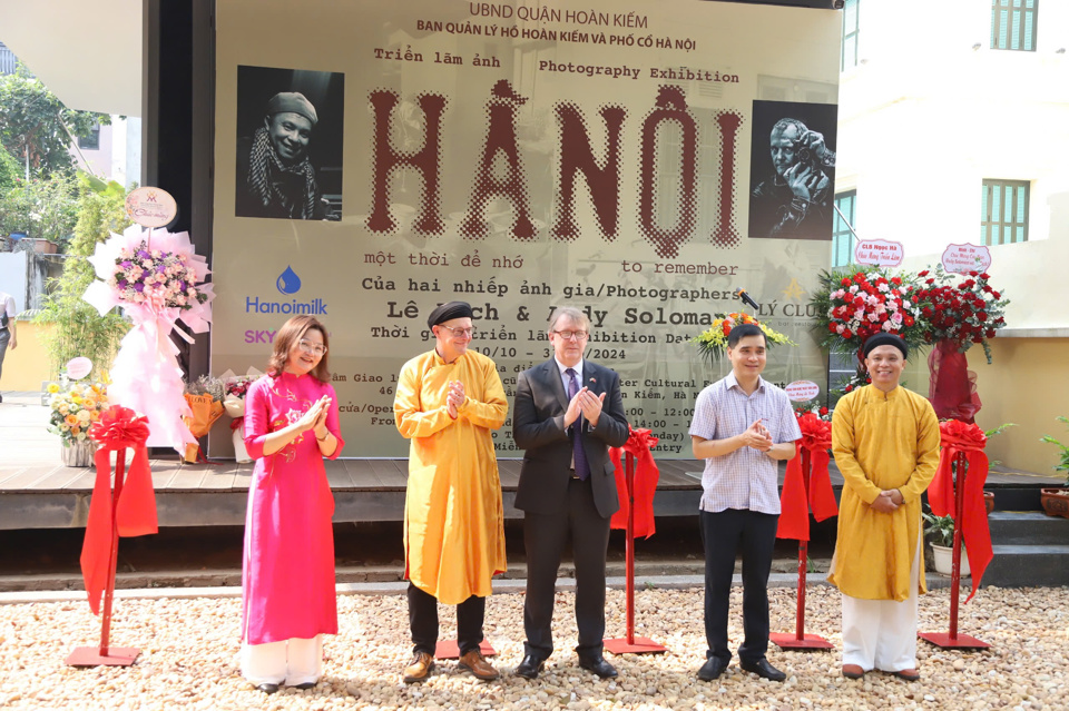 “Hà Nội- Một thời để nhớ”: dòng chảy Hà Nội qua từng bức ảnh đen trắng