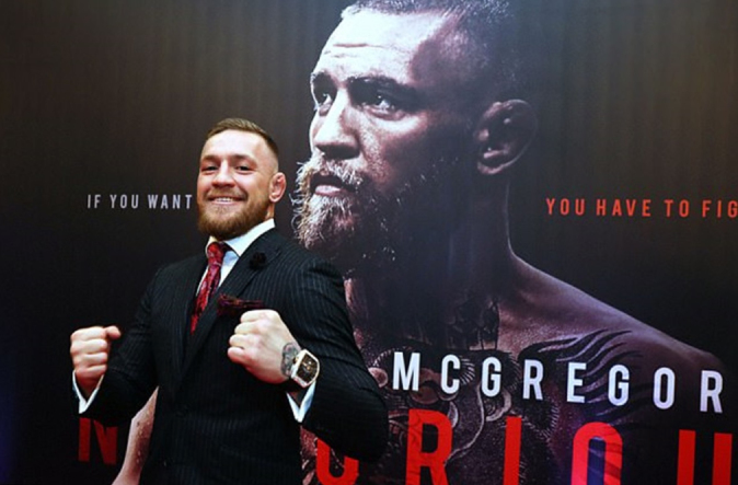 McGregor nhổ nước bọt vào mặt CĐV