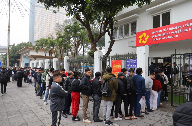 Hà Nội: Xếp hàng từ 5 giờ sáng để đổi giấy phép lái xe