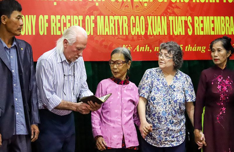 Xúc động lễ trao, nhận cuốn nhật ký của liệt sĩ Cao Xuân Tuất từ cựu binh Mỹ