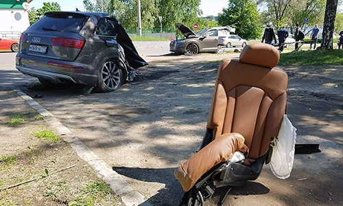 Audi Q7 bị tách làm đôi sau khi đâm cột đèn